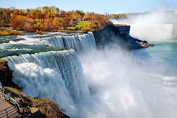 Die Niagara Fälle in Kanada sind ein wahres Naturspektakel. Buchen Sie einen Landausflug mit Carnival. 