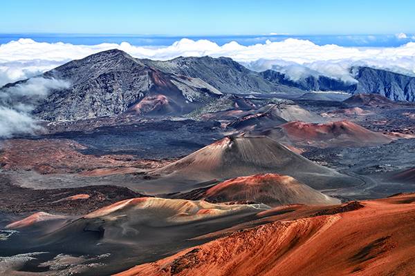 Der Haleakala Vulkan in Hawaii liegt umgeben von vielen Felsen und weiteren Bergen in der schönen Natur. 