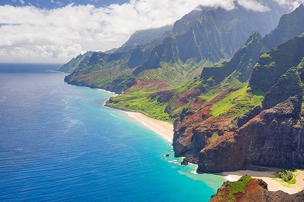 Die Aussicht auf die Kauai - Na Pali Küste. Sie ist ein beliebter Ausflugsort für Touristen. 