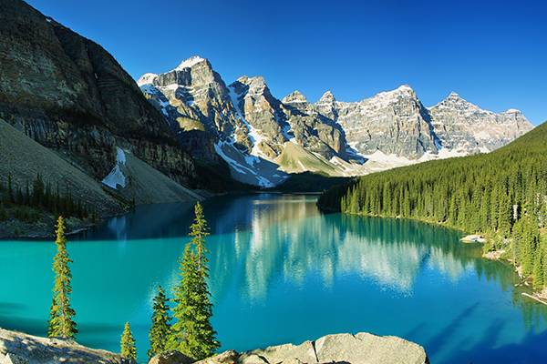 Kanadischer See Banff Moraine in wunderschönen Farben mit einem tollen Berg Panorama.