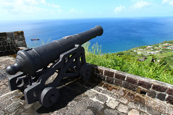 In der Ostkaribik können Kreuzfahrtbesucher auf dem Brimstein Berg Kanonen aus Stein entdecken. 