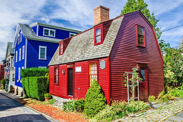 Traditionelle Häuser in Rot und Blau in New England. Entdecken Sie die Vielfalt. 