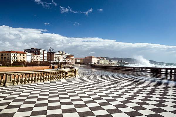 Die schwarz weißen Quadrate in Livorno in der Toskana in Italien. Entdecken Sie die Europa Kreuzfahrt! Jetzt buchen!